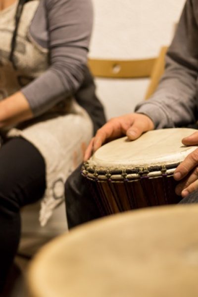cerca-manos-tambores-africanos-tocando-bateria-musicoterapia_310913-128